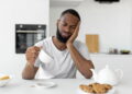 Homem com narcolepsia dormindo no café- Créditos: depositphotos.com / Milkos