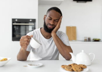 Homem com narcolepsia dormindo no café- Créditos: depositphotos.com / Milkos