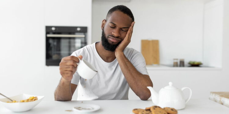 Homem com narcolepsia dormindo no café- Créditos: depositphotos.com / Milkos