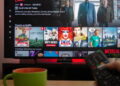 Assistindo aos melhores filmes da Netflix - Créditos: depositphotos.com / Info@vantagedrones.co.uk