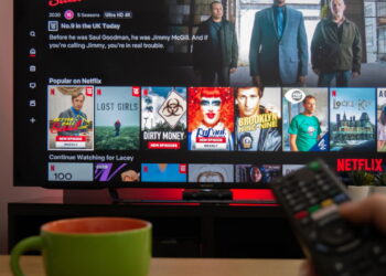 Assistindo aos melhores filmes da Netflix - Créditos: depositphotos.com / Info@vantagedrones.co.uk