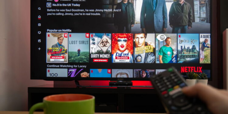 Assistindo aos melhores filmes da Netflix - Créditos: depositphotos.com / Info@vantagedrones.co.uk