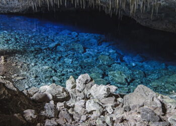 Gruta do lago azul Bonito MS - Créditos: depositphotos.com / vbacarin