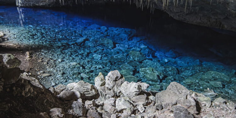 Gruta do lago azul Bonito MS - Créditos: depositphotos.com / vbacarin