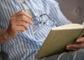 Será o fim dos óculos de leitura? Foto: FreePik