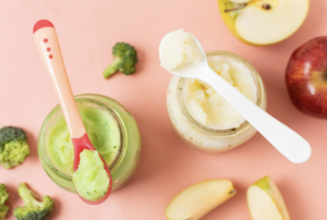Papinha pronta pode ser oferecida na introdução alimentar? Foto: FreePik