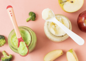Papinha pronta pode ser oferecida na introdução alimentar? Foto: FreePik