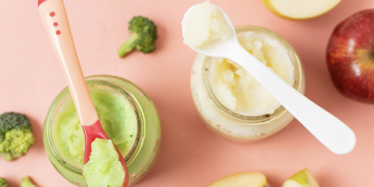 Papinha pronta pode ser oferecida na introdução alimentar? Foto: FreePik
