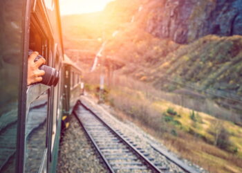 Lindo passeio de trem - Créditos: depositphotos.com / pawopa3336