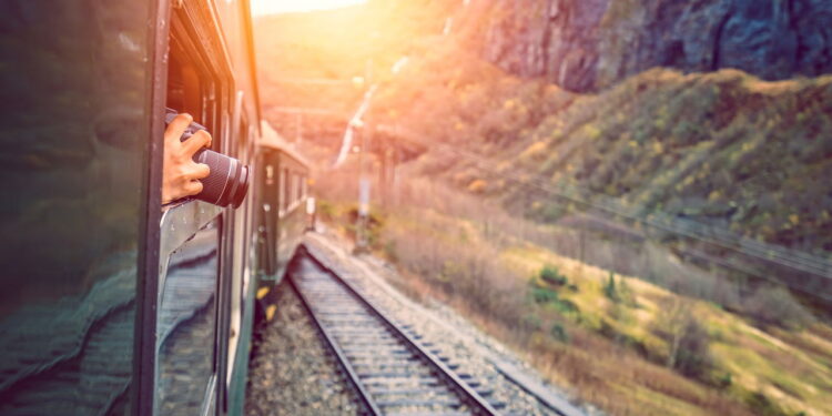 Lindo passeio de trem - Créditos: depositphotos.com / pawopa3336