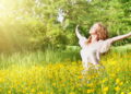 Mulher feliz em dia ensolarado - Créditos: depositphotos.com / evgenyataman