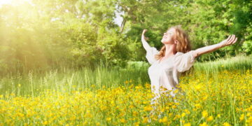 Mulher feliz em dia ensolarado - Créditos: depositphotos.com / evgenyataman