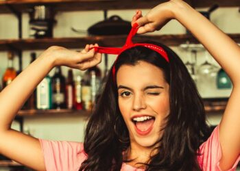 Como combinar faixas de cabelo com seu look