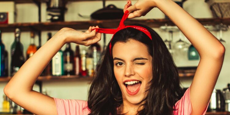 Como combinar faixas de cabelo com seu look