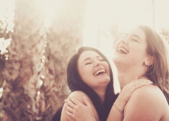 Amigas tendo uma crise de risos - Créditos: depositphotos.com / simonapilolla