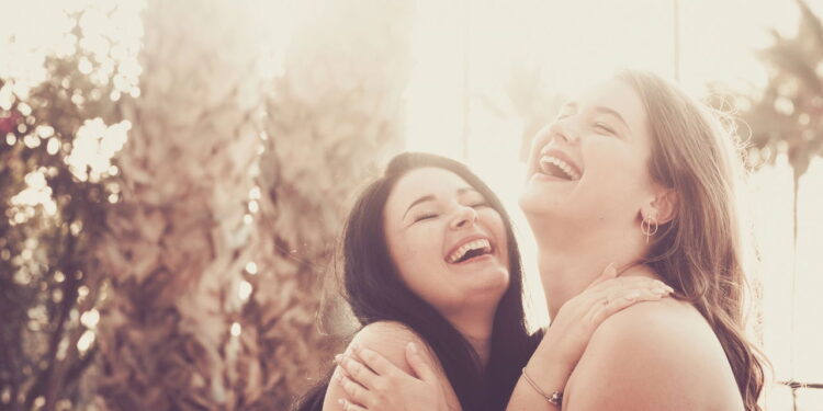 Amigas tendo uma crise de risos - Créditos: depositphotos.com / simonapilolla