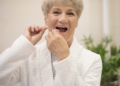 Cuidados com a saúde oral na terceira idade. Foto: FreePik