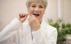 Cuidados com a saúde oral na terceira idade. Foto: FreePik