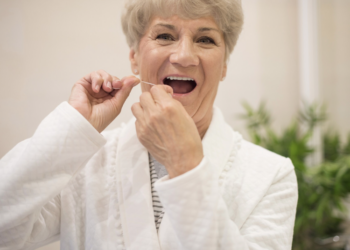 Cuidados com a saúde oral na terceira idade. Foto: FreePik