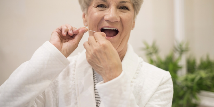 Cuidados com a saúde oral na terceira idade. Foto: FreePik