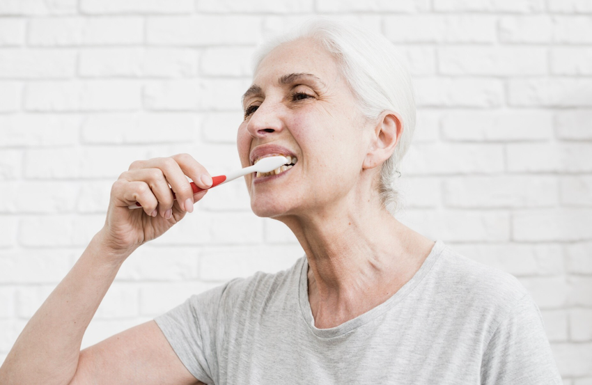 Cuidados com a saúde oral na terceira idade. Foto: FreePik