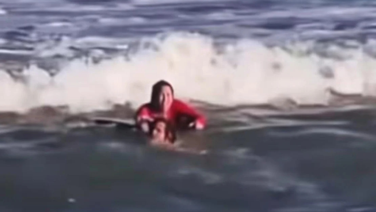 surfista salva mulher de afogamento