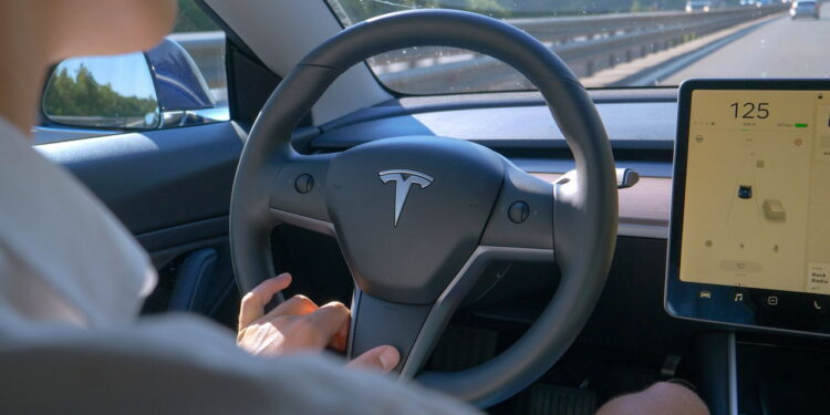Jovem dirigindo um Tesla em uma rodovia  - Créditos: depositphotos.com / Prostock