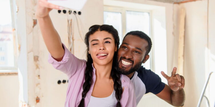Casal tirando selfie - Créditos: depositphotos.com / AndrewLozovyi