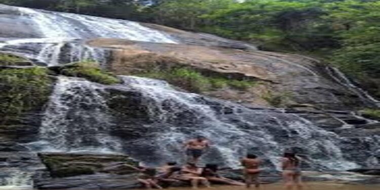 Cachoeira escondida - Créditos: https://www.flickr.com/photos/imprensajoanopolis/24982776525