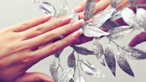 A melhor maneira de fazer suas unhas crescerem mais saudáveis