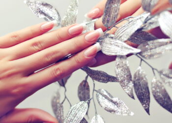 A melhor maneira de fazer suas unhas crescerem mais saudáveis