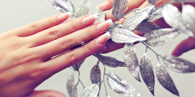 A melhor maneira de fazer suas unhas crescerem mais saudáveis