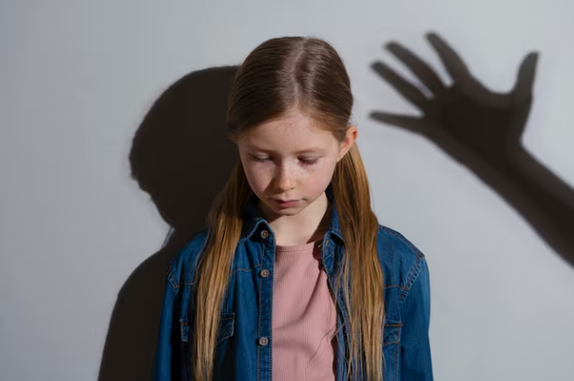 Violência contra a criança ainda é normalizada. Foto: FreePik