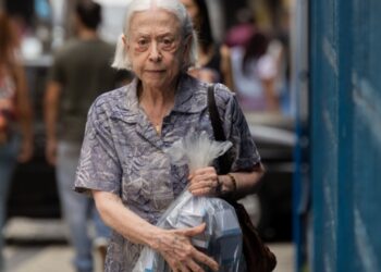 Vitória mostra como uma mulher transformou sua janela em trincheira contra o tráfico na Zona Sul do Rio - Crédito: Reprodução│Globo