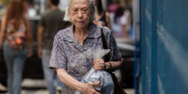 Vitória mostra como uma mulher transformou sua janela em trincheira contra o tráfico na Zona Sul do Rio - Crédito: Reprodução│Globo