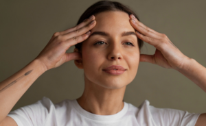 Yoga facial é simples e rápido de fazer. Foto: FreePik