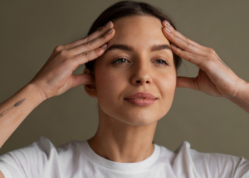Yoga facial é simples e rápido de fazer. Foto: FreePik
