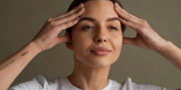 Yoga facial é simples e rápido de fazer. Foto: FreePik