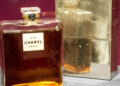 Perfumes que definiram décadas da moda
