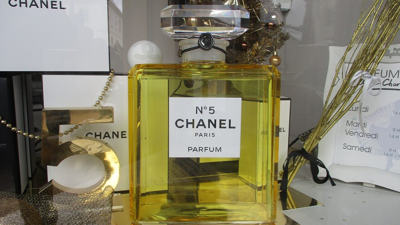 Marcas de moda famosas que possuem seus próprios perfumes
