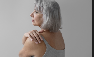 Osteoporose é muito comum entre mulheres. Foto: FreePik