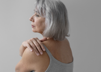 Osteoporose é muito comum entre mulheres. Foto: FreePik