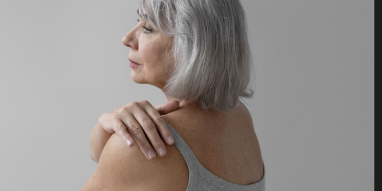 Osteoporose é muito comum entre mulheres. Foto: FreePik