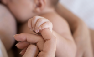 Amamentação reduz risco de morte infantil. Foto: FreePik