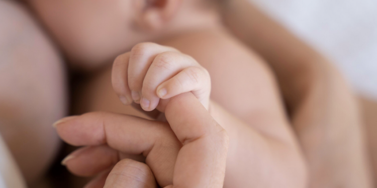 Amamentação reduz risco de morte infantil. Foto: FreePik
