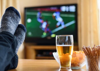 Assistindo futebol de graça - Créditos: depositphotos.com / blackregis2