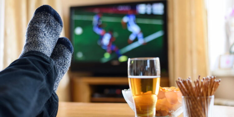 Assistindo futebol de graça - Créditos: depositphotos.com / blackregis2