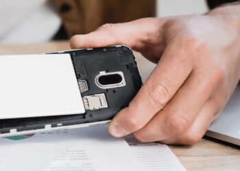 Celular ultrapassado - Créditos: depositphotos.com / IgorVetushko