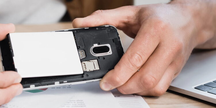 Celular ultrapassado - Créditos: depositphotos.com / IgorVetushko