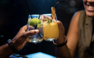 Drinks adulterados com metanol não são perceptíveis na aparência. Foto: FreePik